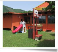Il giardino della Country House Poggio dei Signori  attrezzato con vari giochi per i tuoi bambini